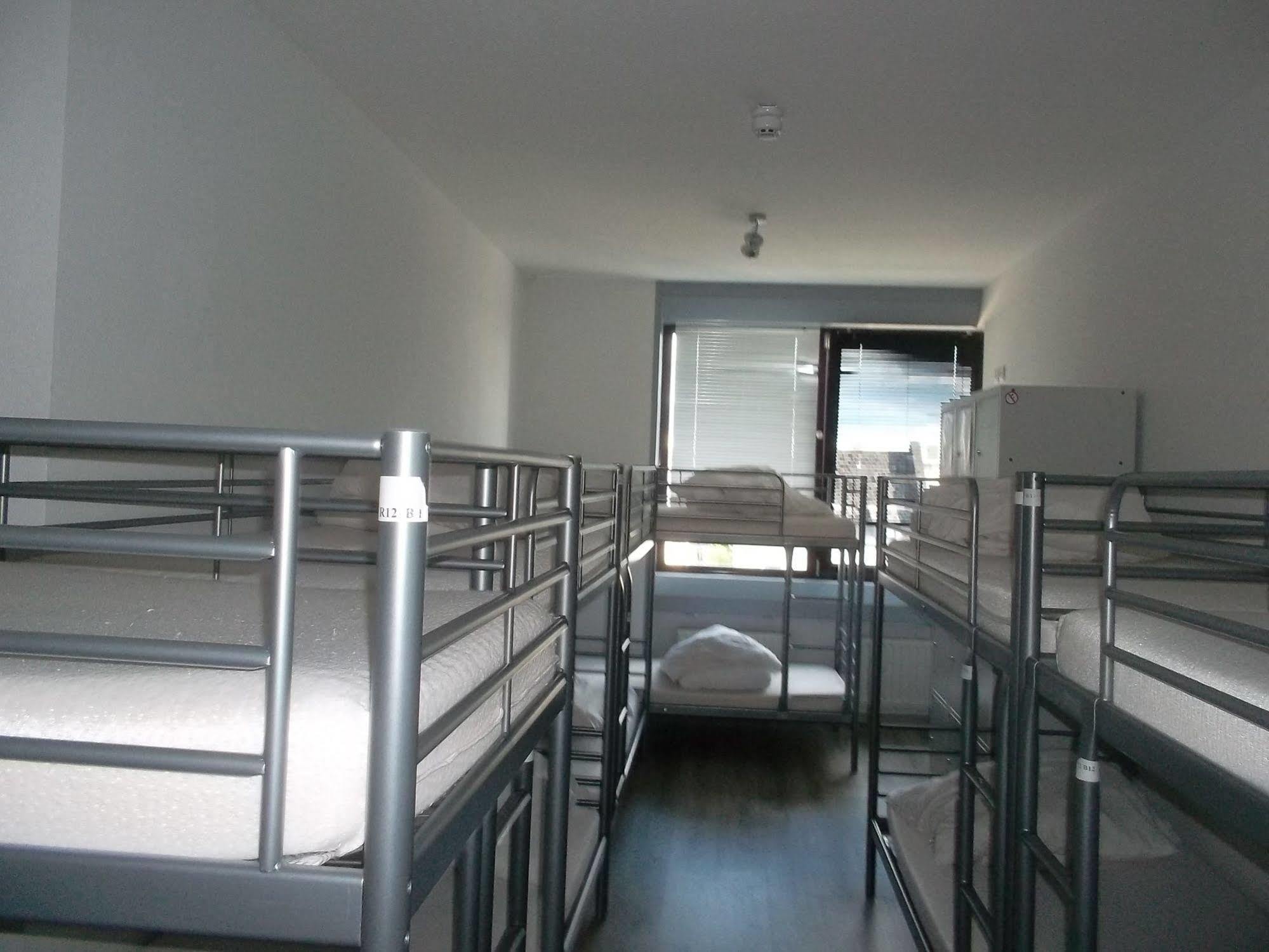 Einzelbett im Schlafsaal mit 12 Betten